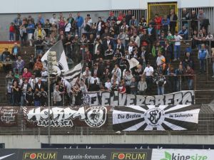 Fans beim Nicht-Derby (Foto: Andreas Schlichter)